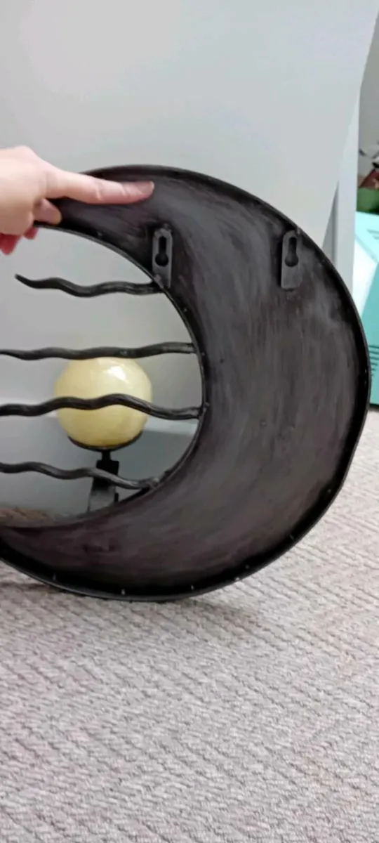 Moon-shaped heavy metal wall decoration - Image 3