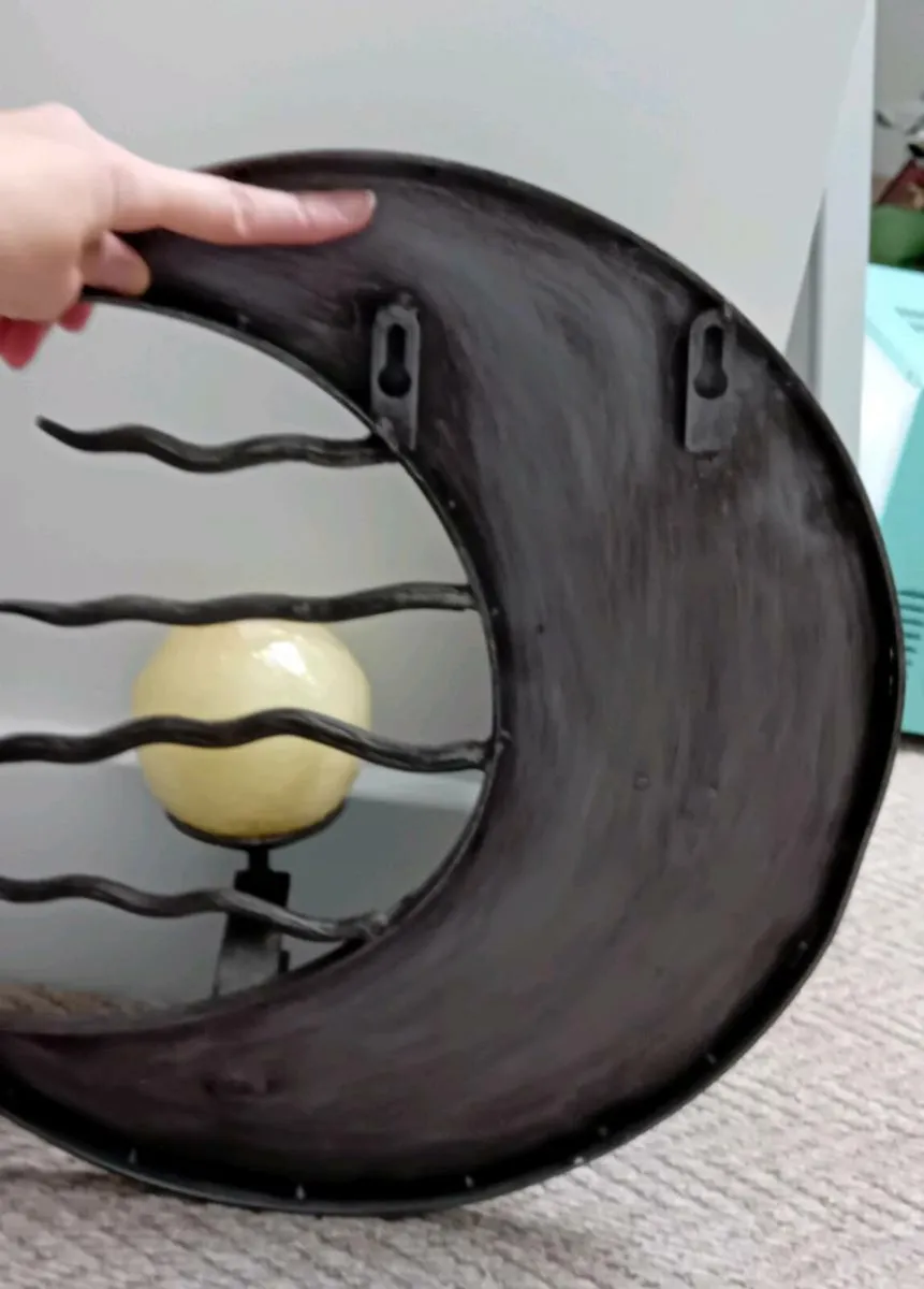 Moon-shaped heavy metal wall decoration - Image 4