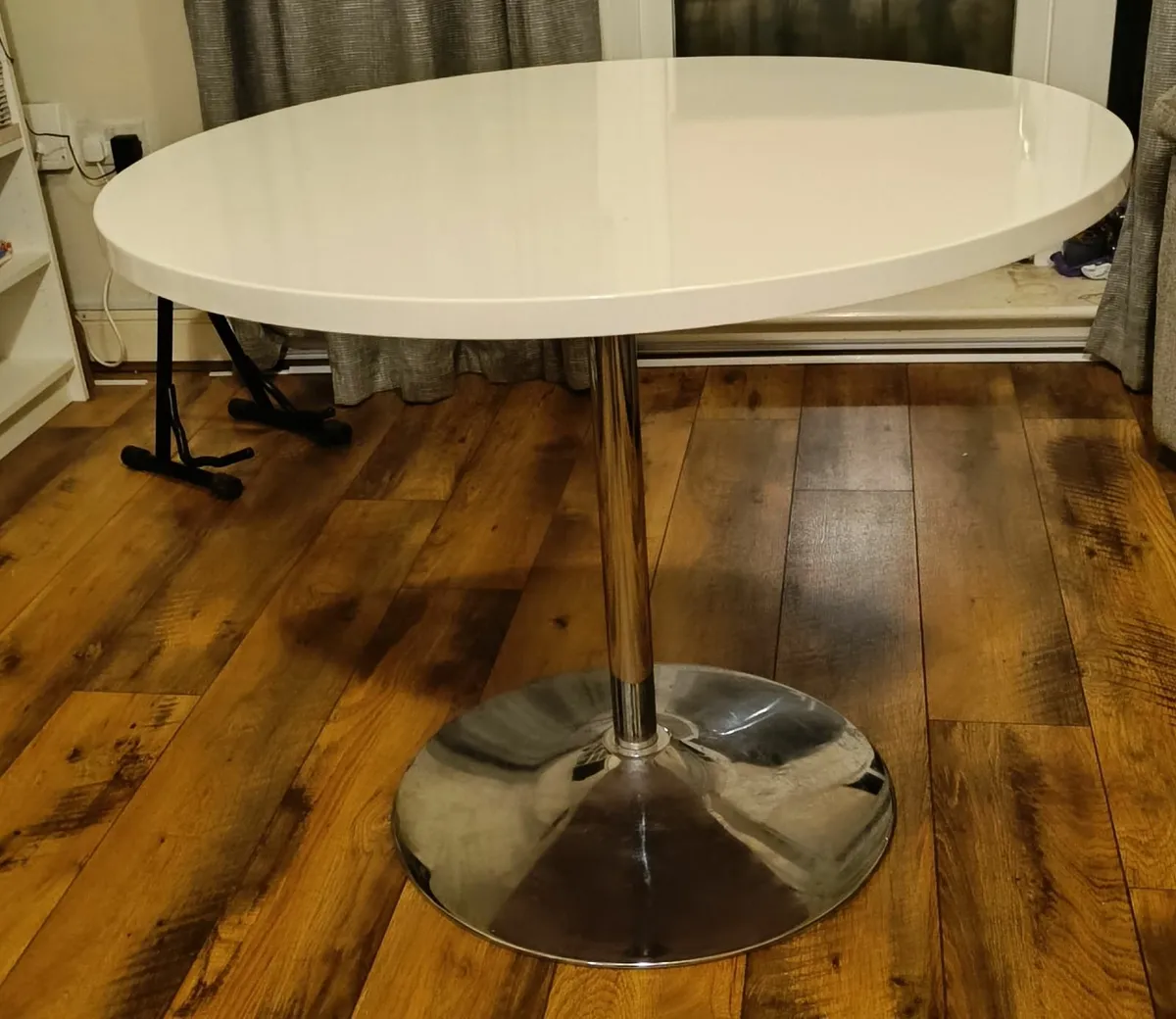 Table and chairs - Image 2