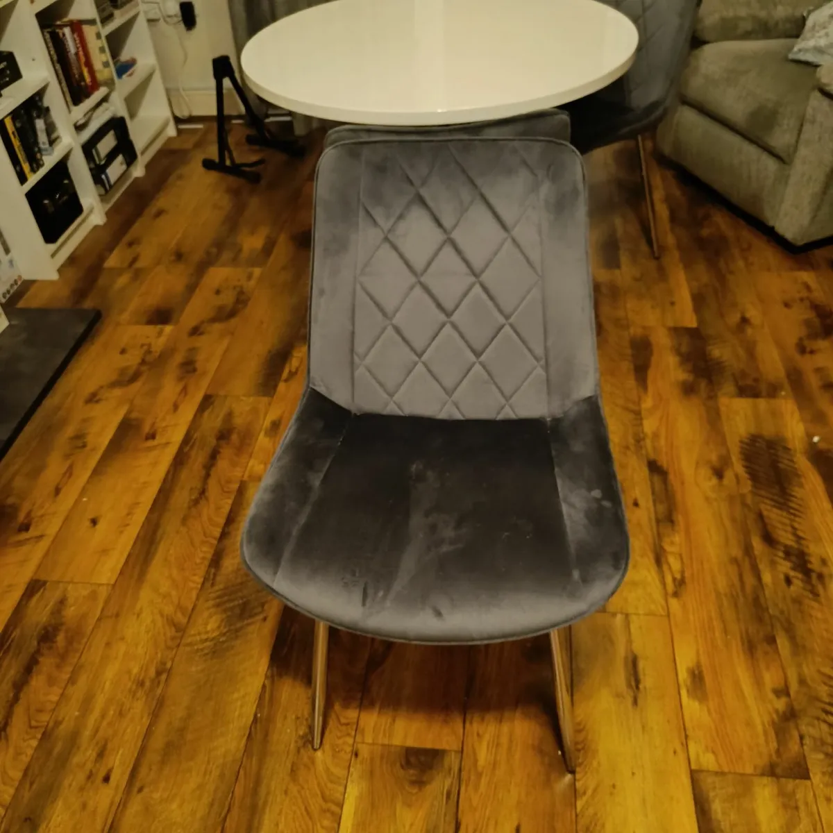 Table and chairs - Image 3