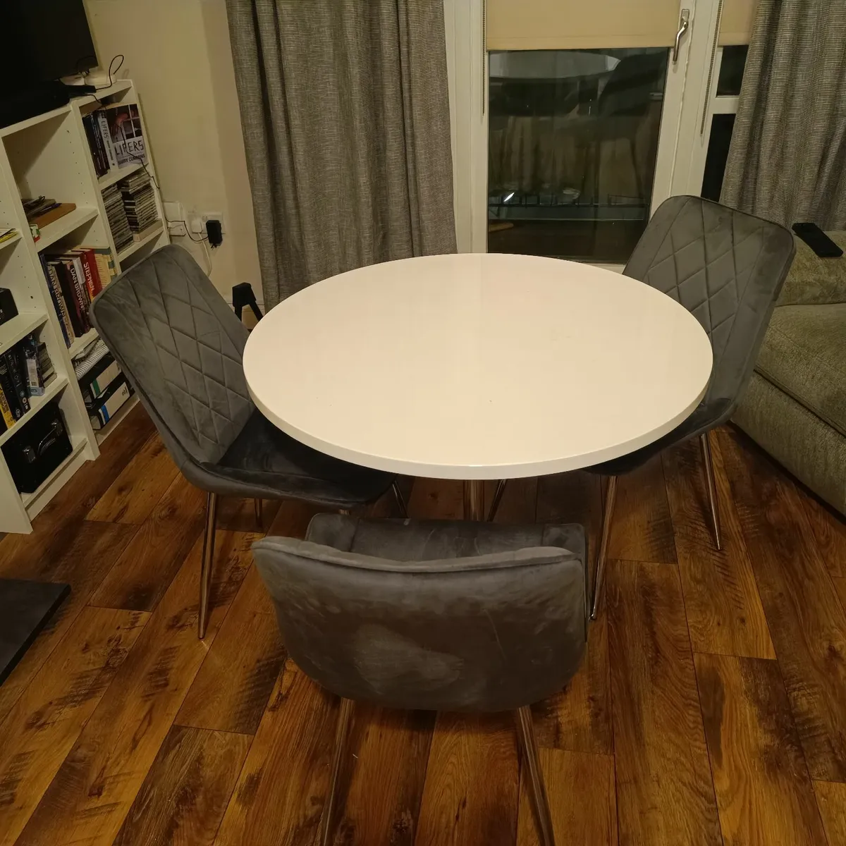 Table and chairs - Image 1