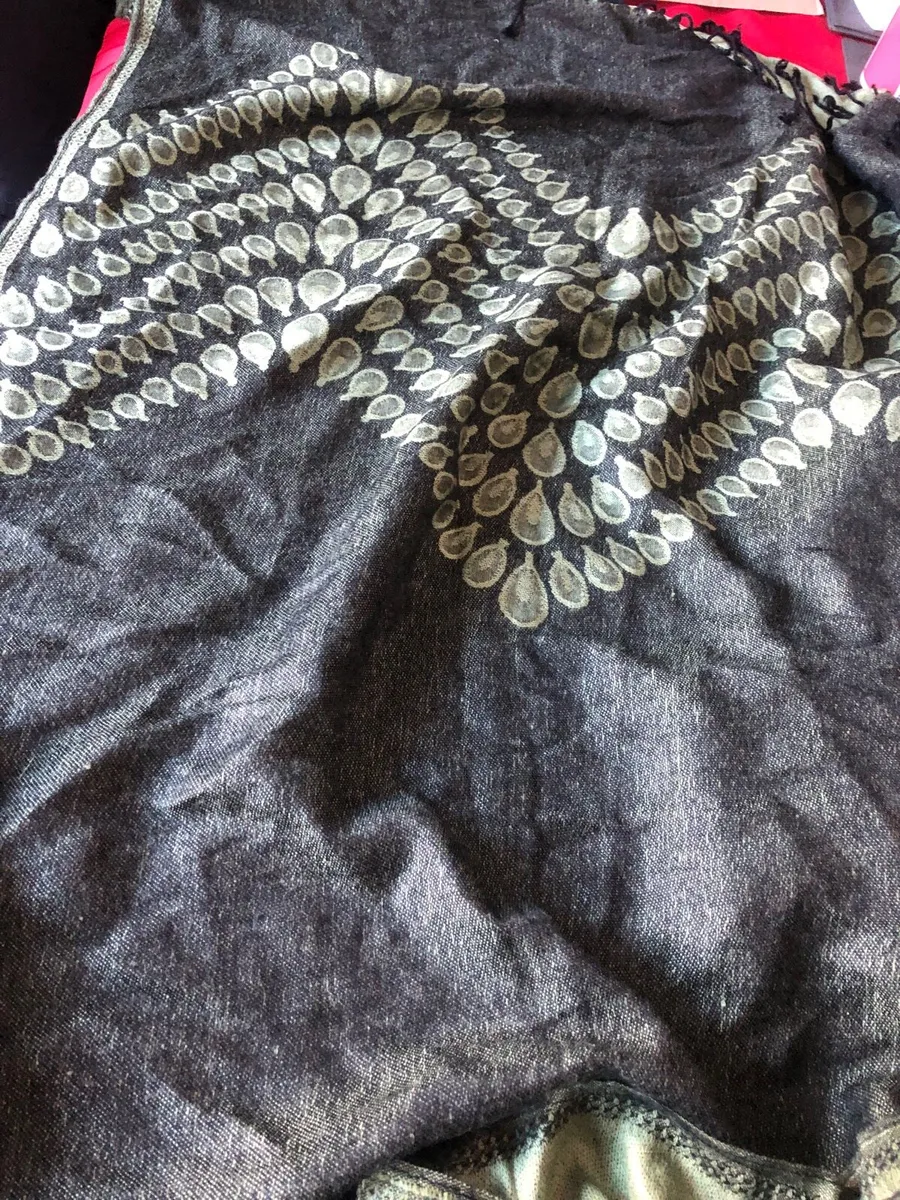 Ladies cashmere scarf €15 - Image 2