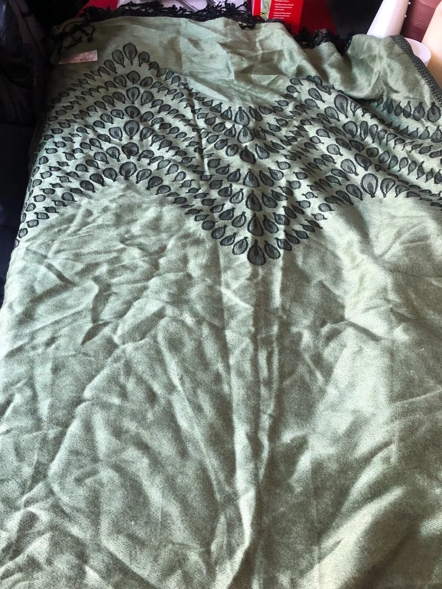 Ladies cashmere scarf €15 - Image 4