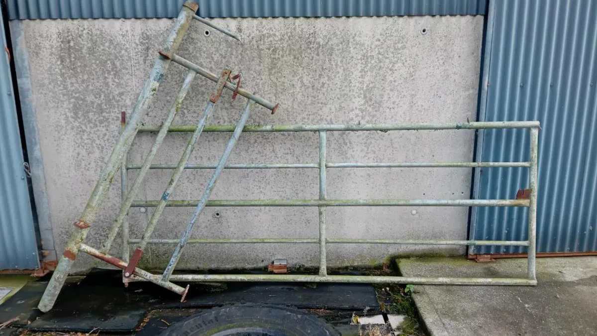 Round feeder. Rossmore grab 50hx brackets. Gate - Image 2