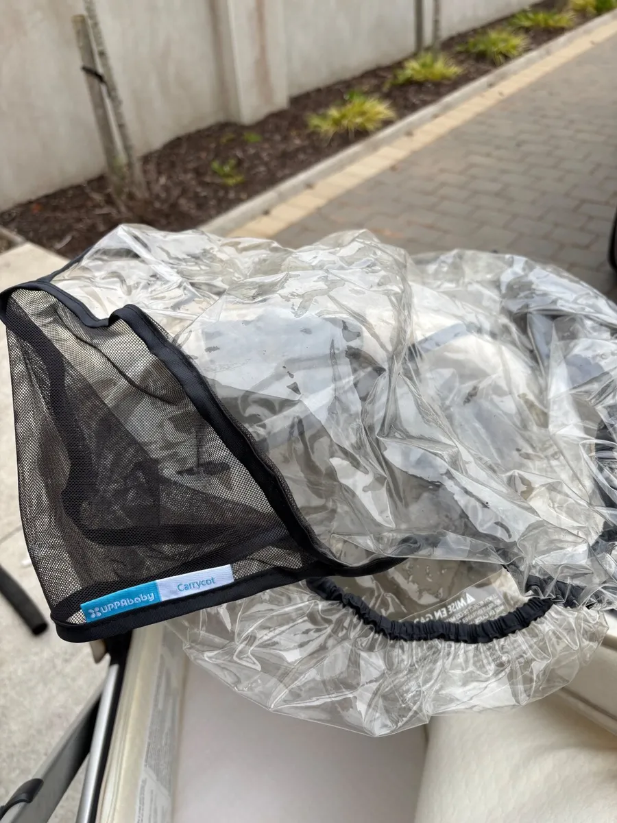 Uppababy Carry Cot and Buggy - Image 2