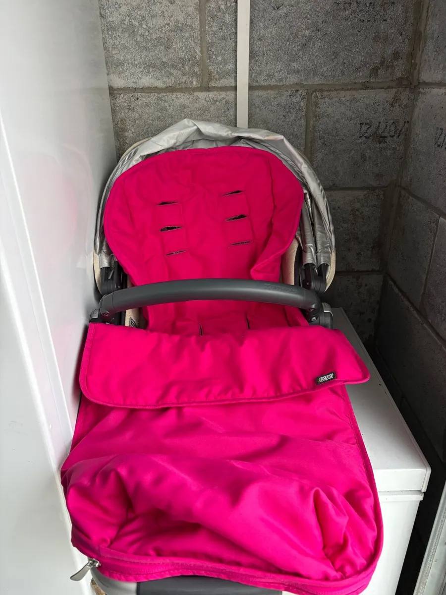 Uppababy Carry Cot and Buggy - Image 3