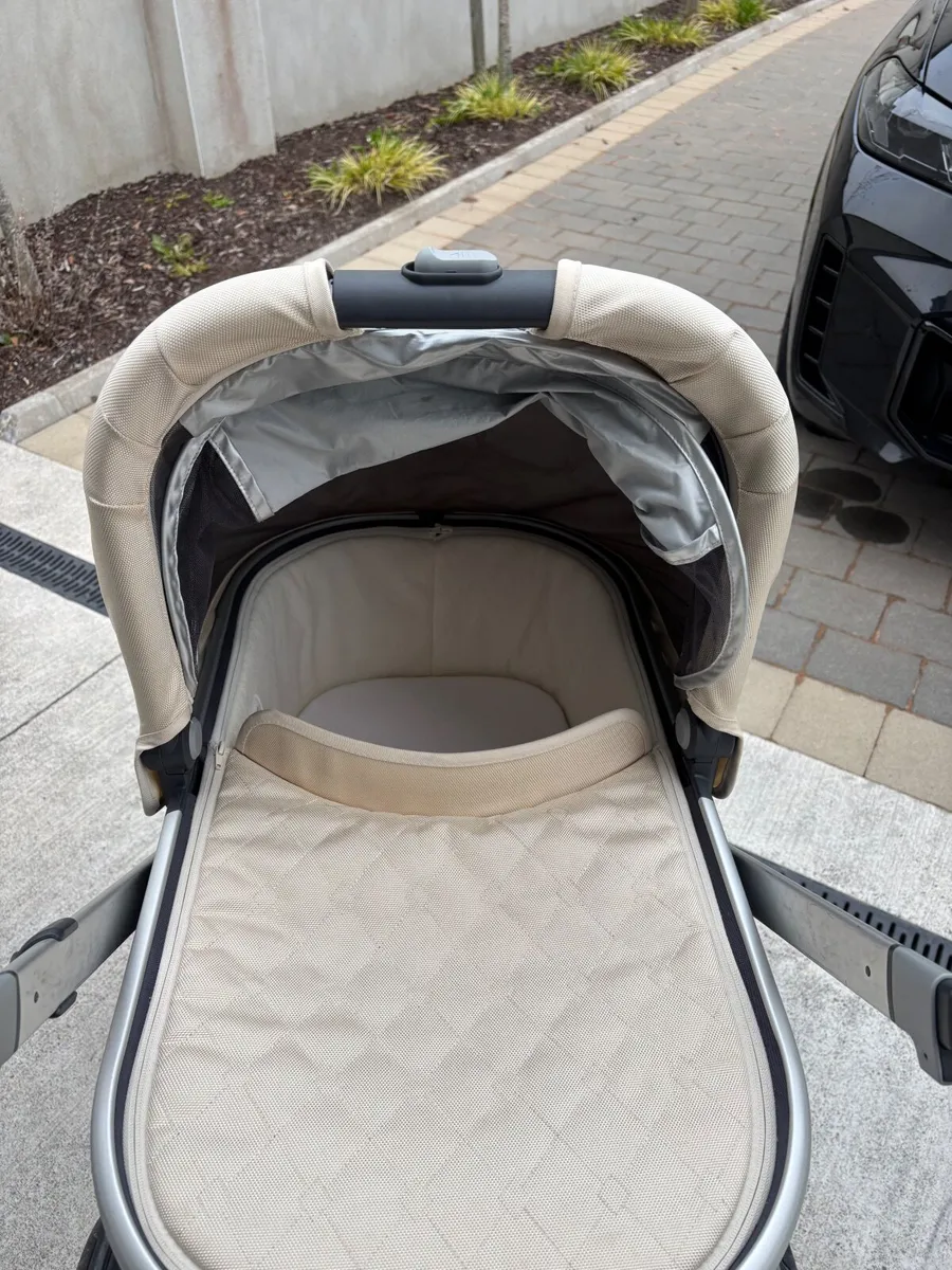 Uppababy Carry Cot and Buggy - Image 4