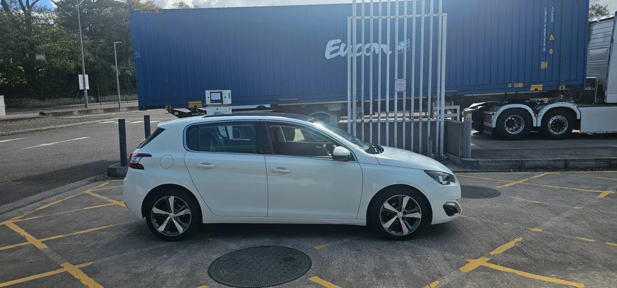 Peugeot 308 Allure Top Spec Panoramic roof - Image 4