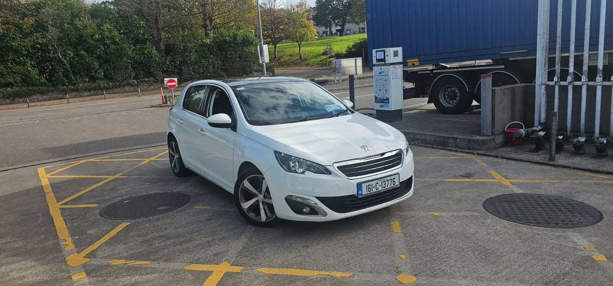 Peugeot 308 Allure Top Spec Panoramic roof - Image 2