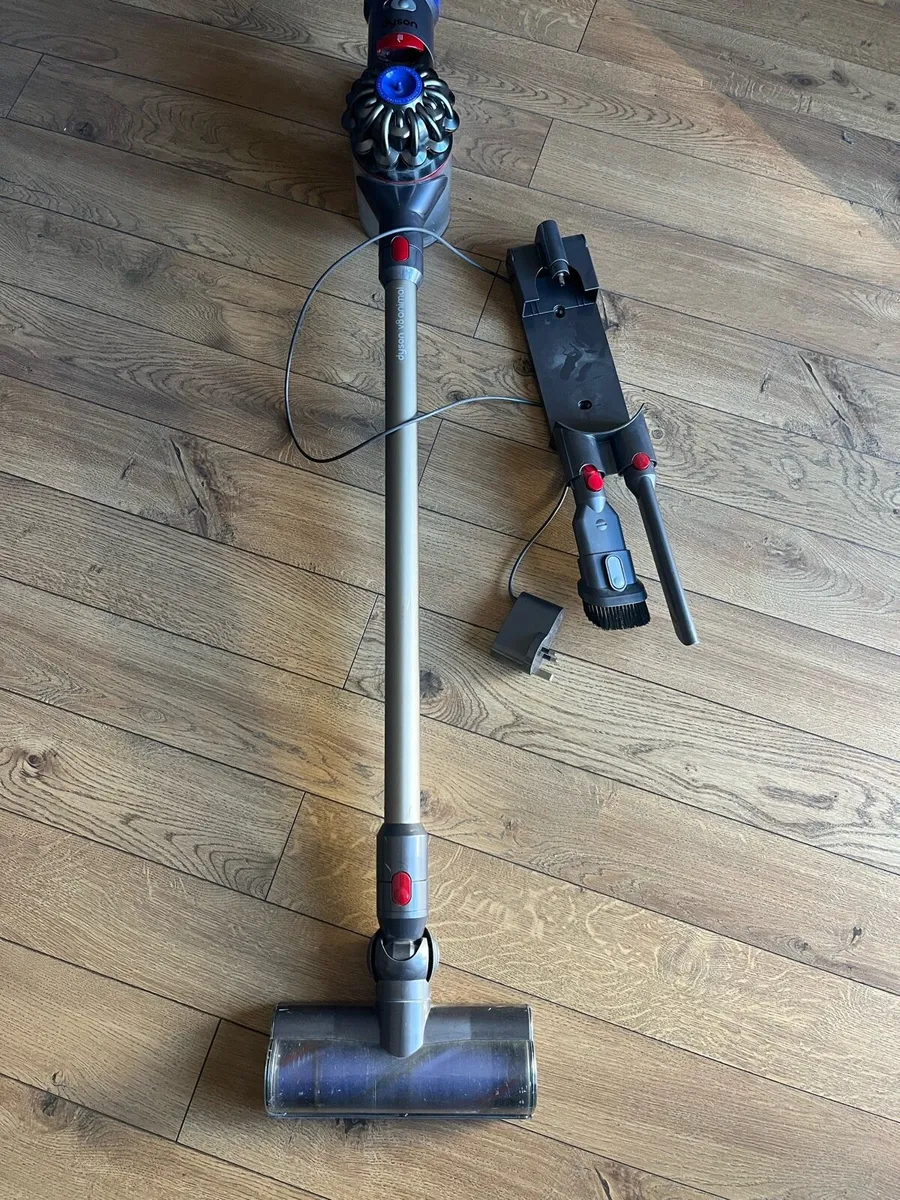 Dyson V8 - Image 1
