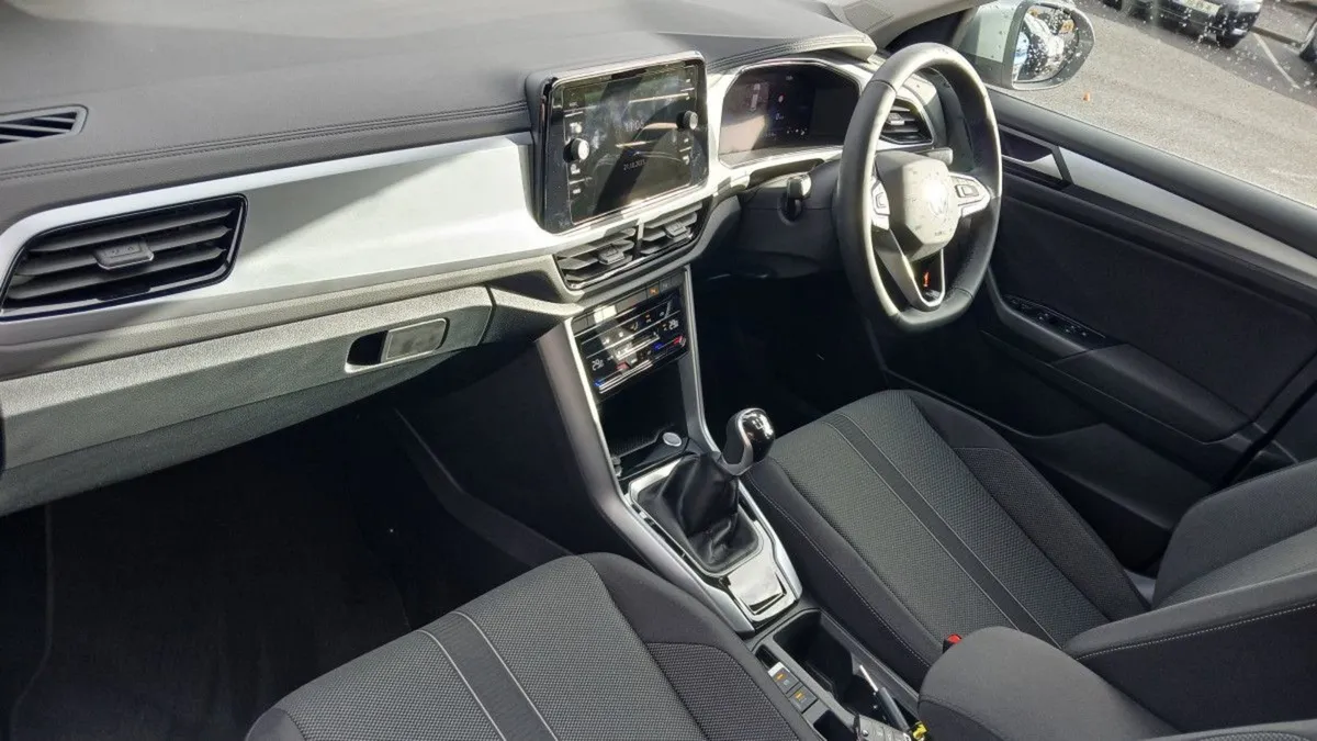 Volkswagen T-Roc Edition 75 1.0tsi M6F 116HP  rea - Image 3