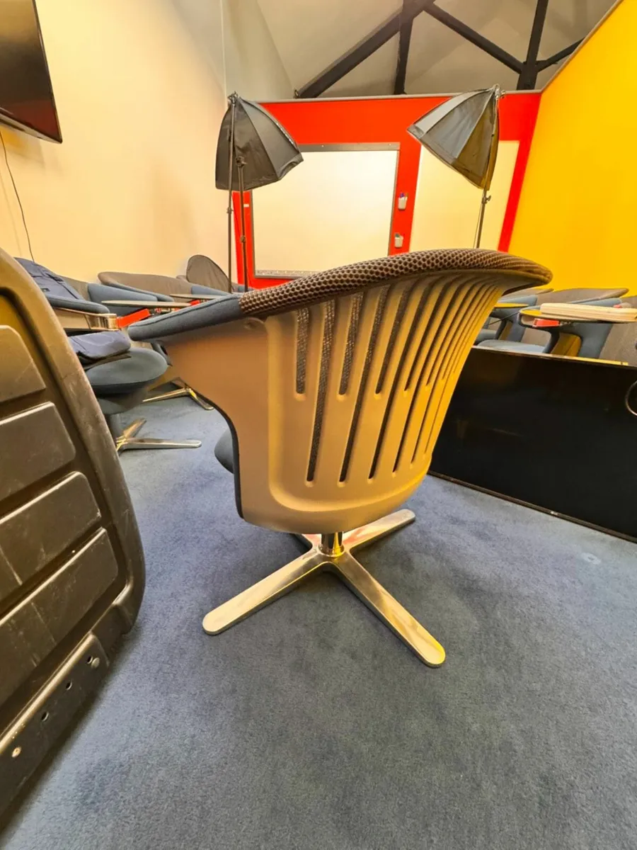 Steelcase i2i Lounge Swivel Chairs - Image 3