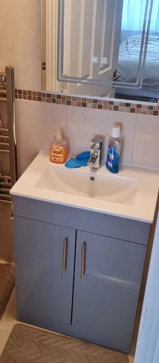 Bathroom vanity unit - Image 1