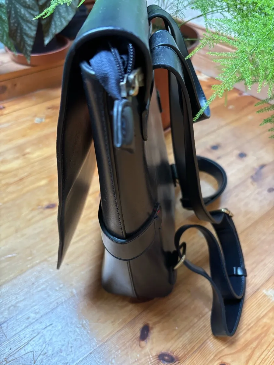 Back pack business style in black leather - Image 4