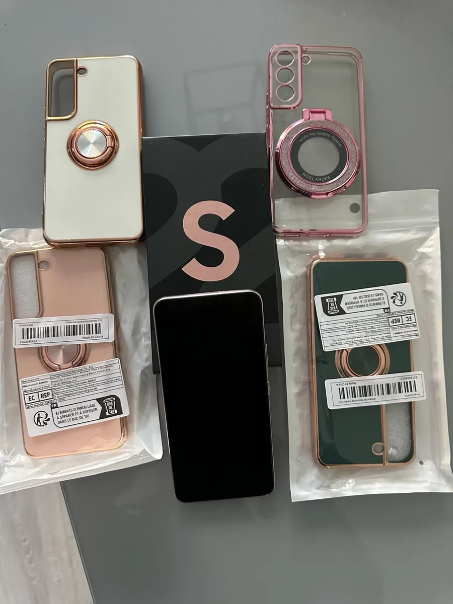 Samsung Galaxy S22 - Image 1