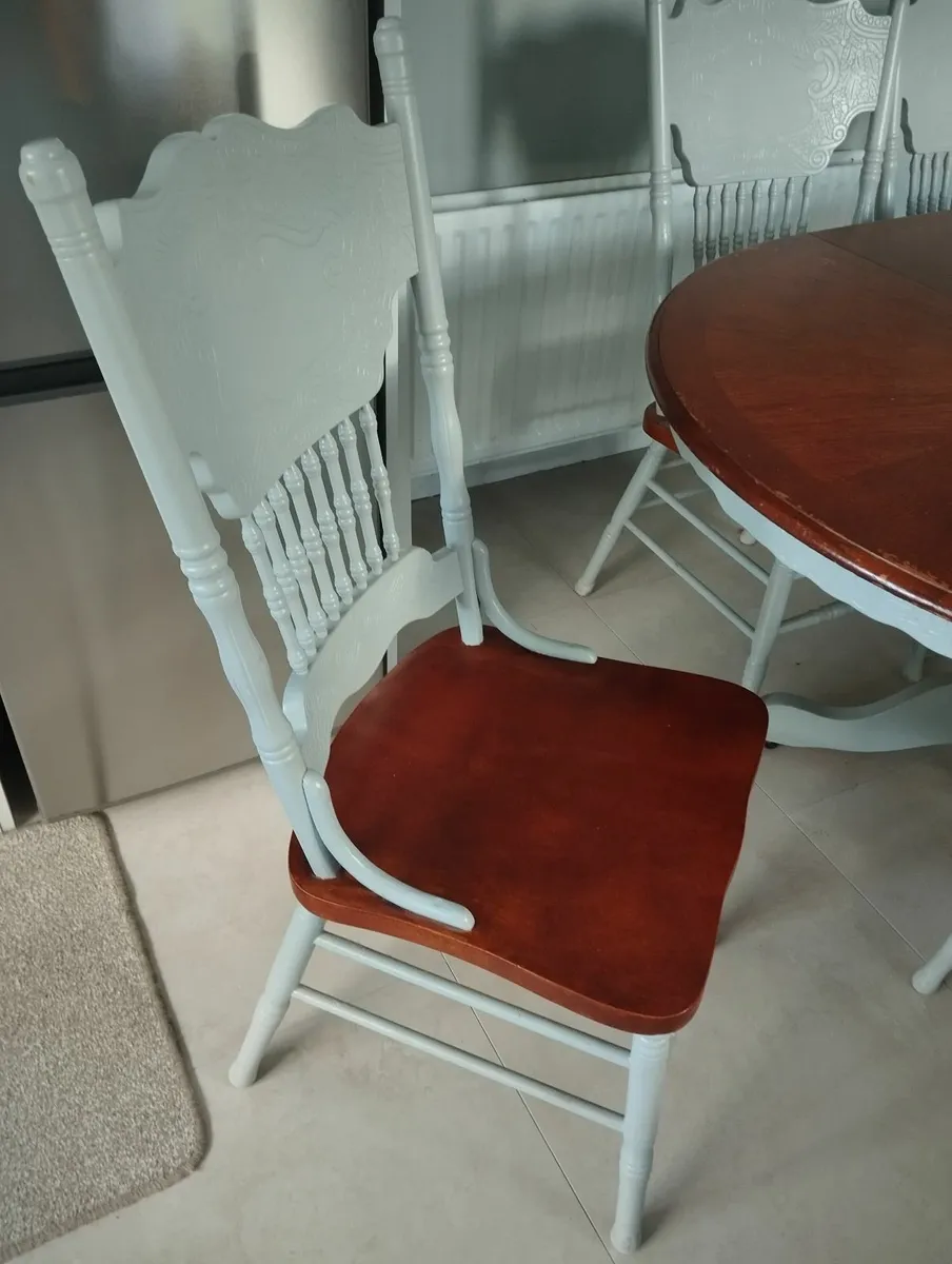 Table and chairs - Image 2
