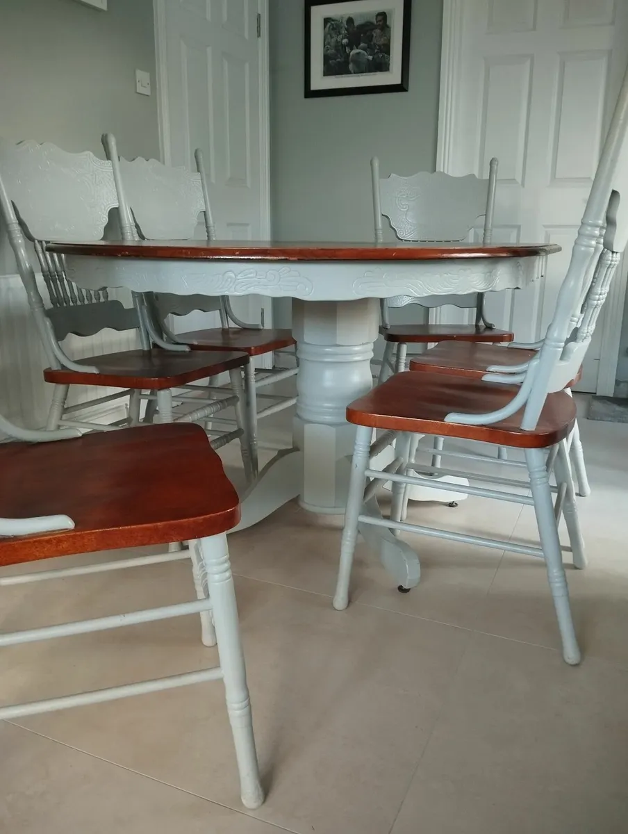 Table and chairs - Image 3