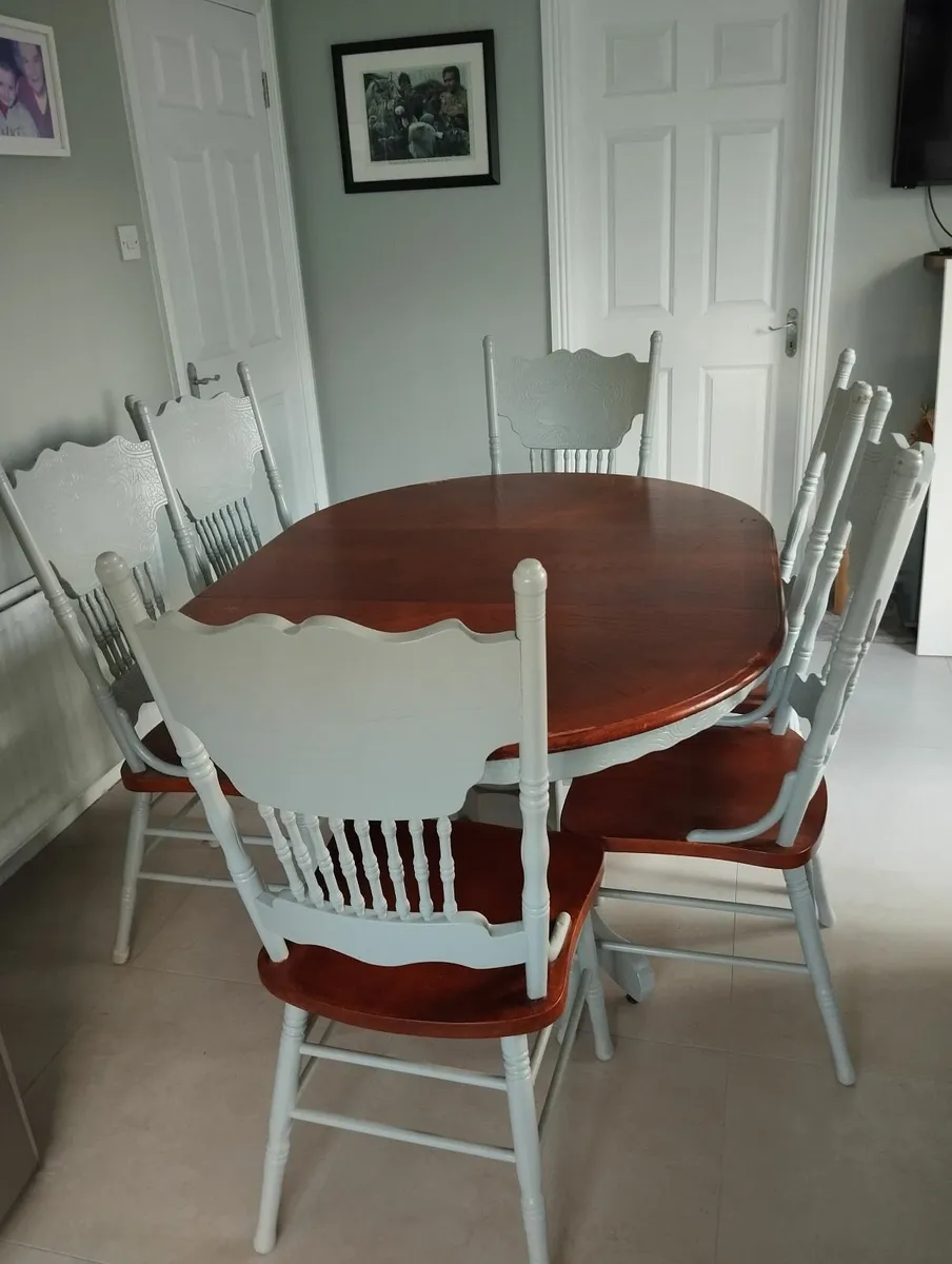 Table and chairs - Image 4
