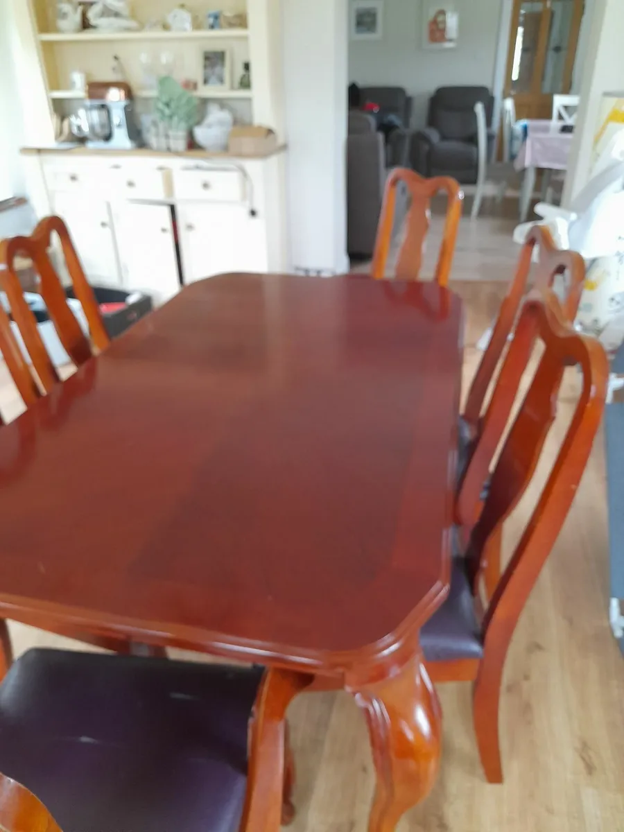 Table and chairs - Image 1
