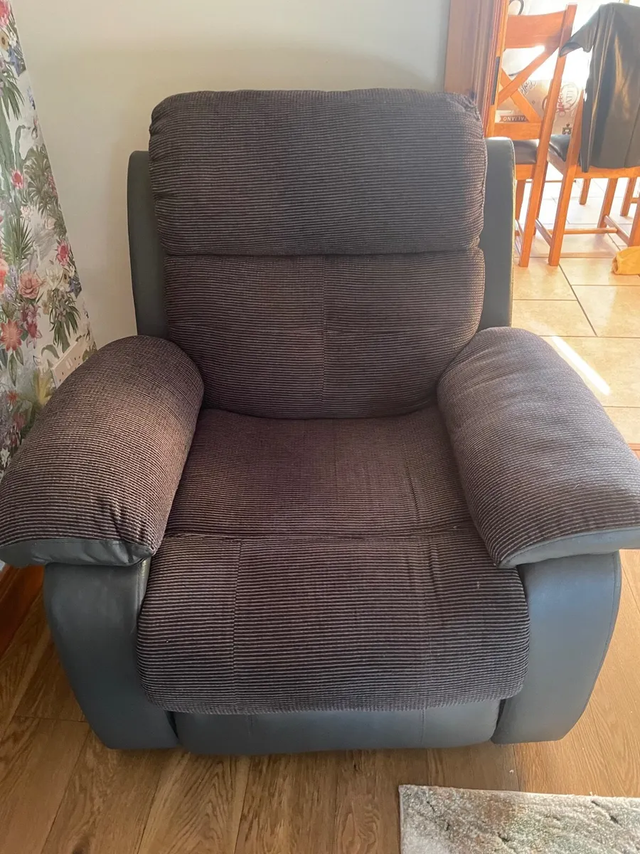 3-1-1 recliner sofa and chairs - Image 3