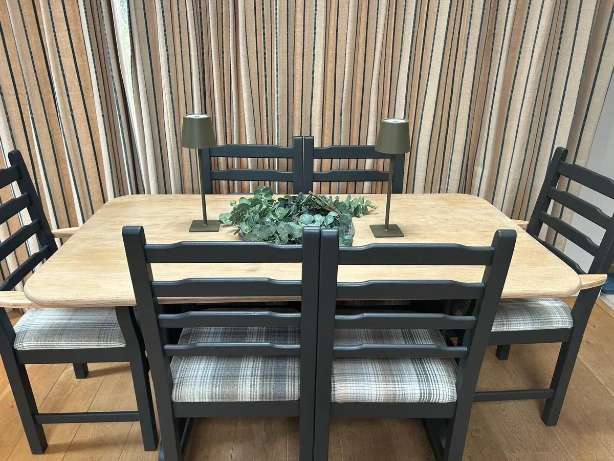 Solid oak table and chairs - Image 3