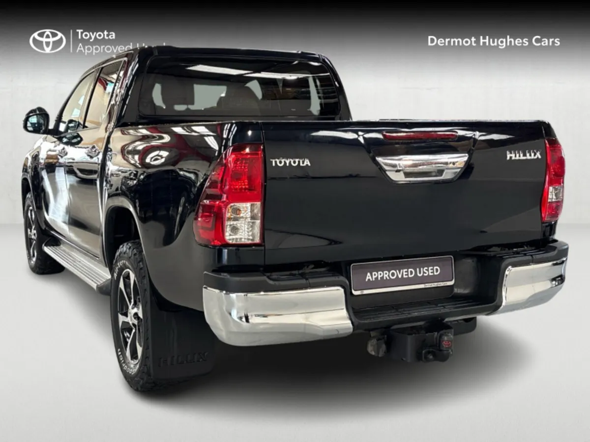Toyota Hilux DOUBLE CAB SR5 4DR - Image 2