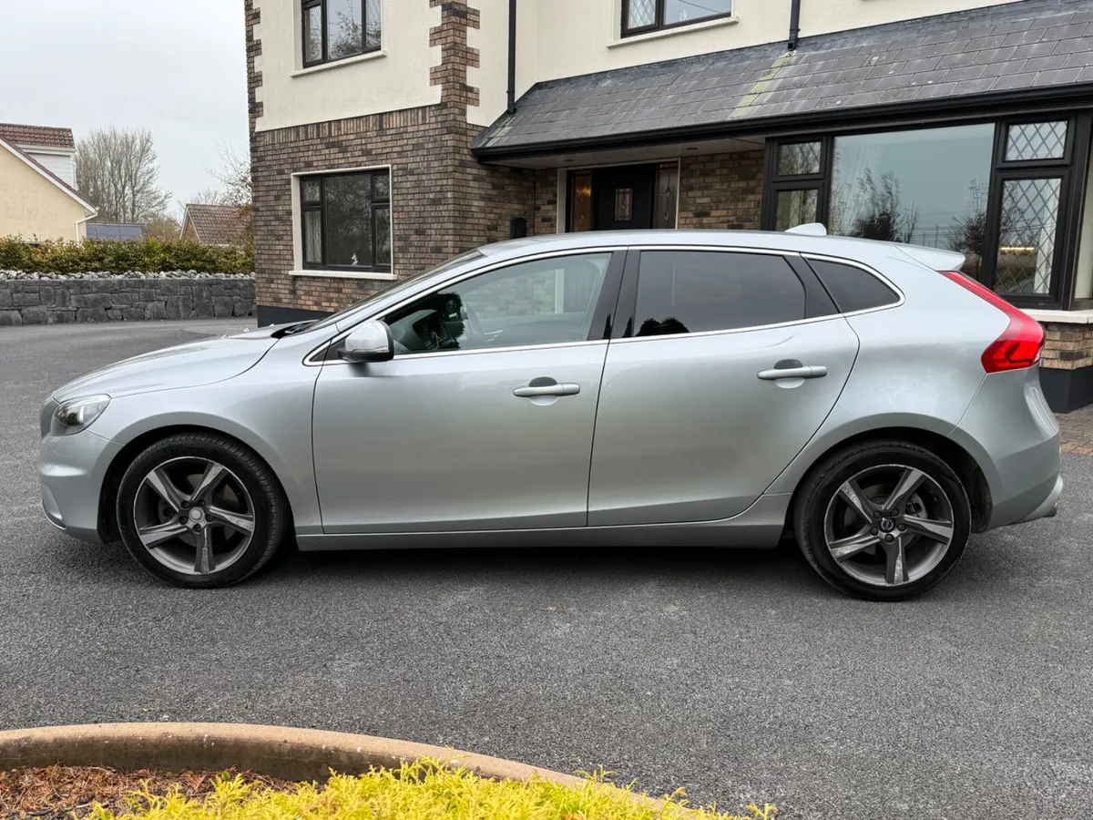 Excellent Condition 161 Volvo V40 R-Design! - Image 4