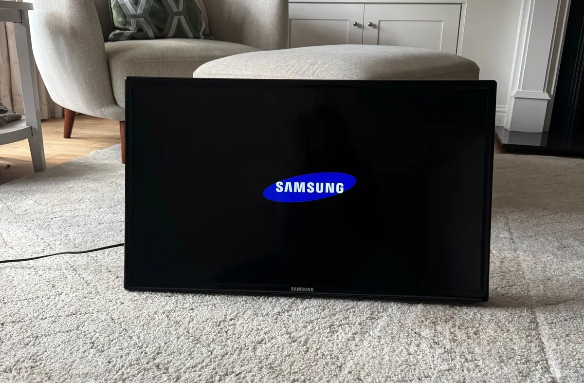 Samsung 32" Full HD LED TV (UE32EH4000) - Image 1