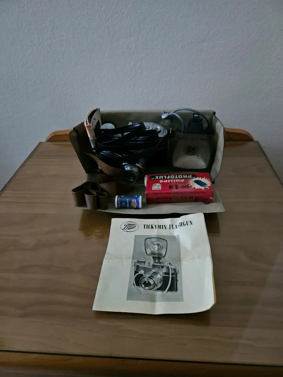Vintage Comet S Camera with Flash - Image 1