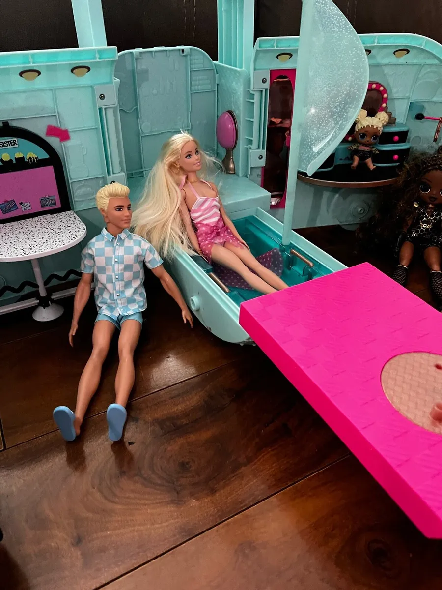 LOL Doll campervan and car set with dolls - Image 2
