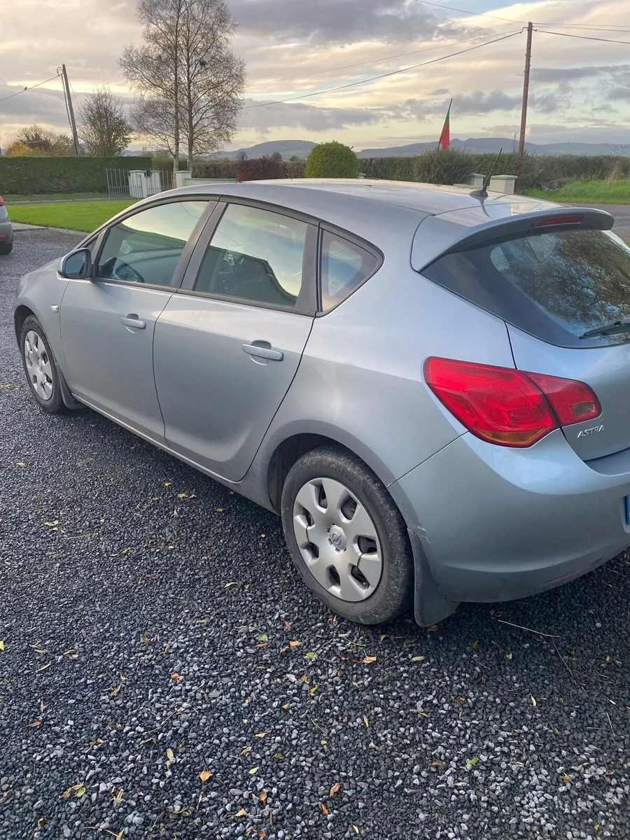 2011 Opel Astra - Image 2