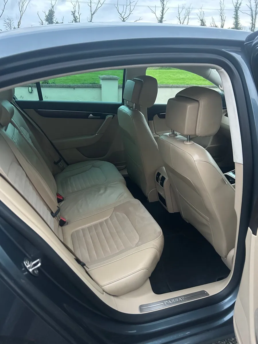 Volkswagen Passat 2012 - Image 2