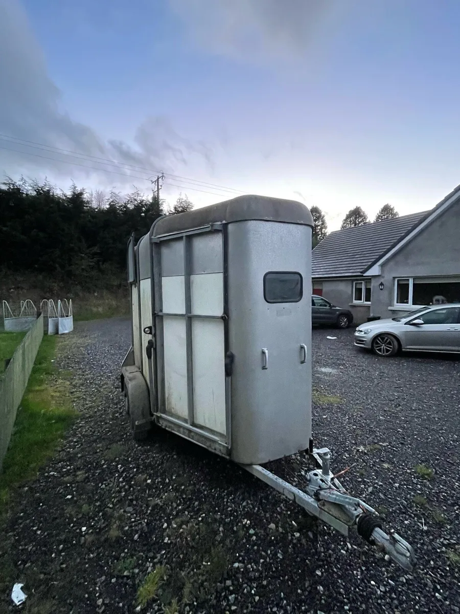 Horse box - Image 1