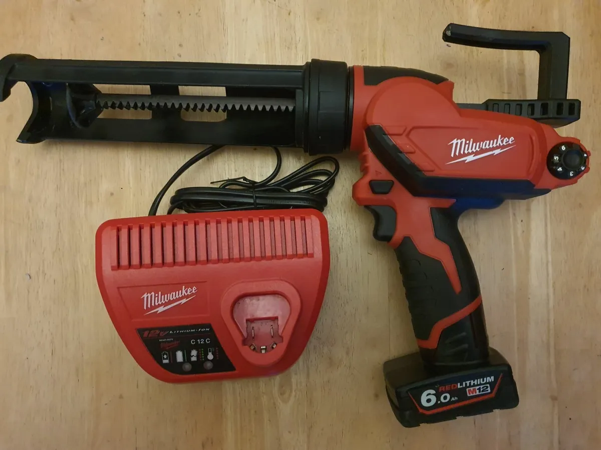 M12 Milwaukee Cordless Caulk Gun kit - Image 1