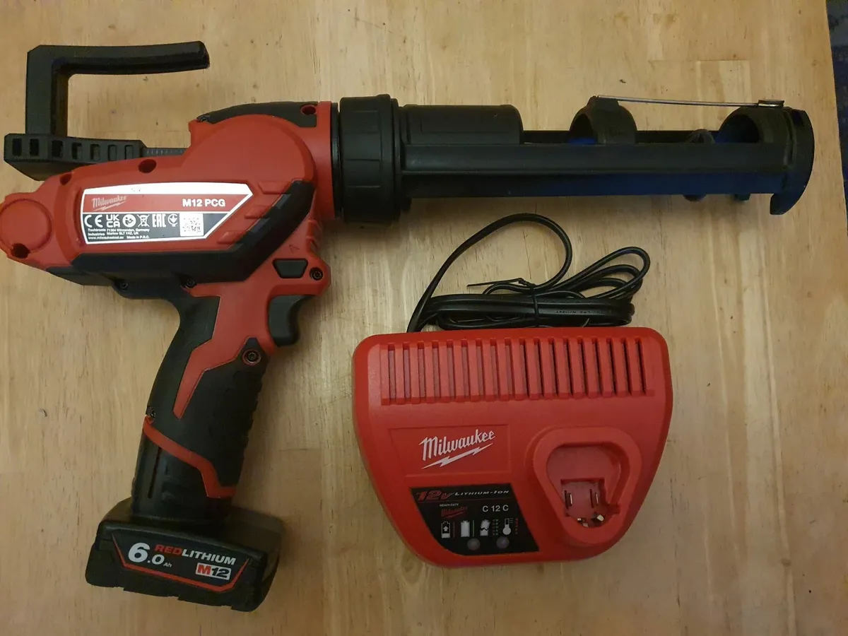 M12 Milwaukee Cordless Caulk Gun kit - Image 2