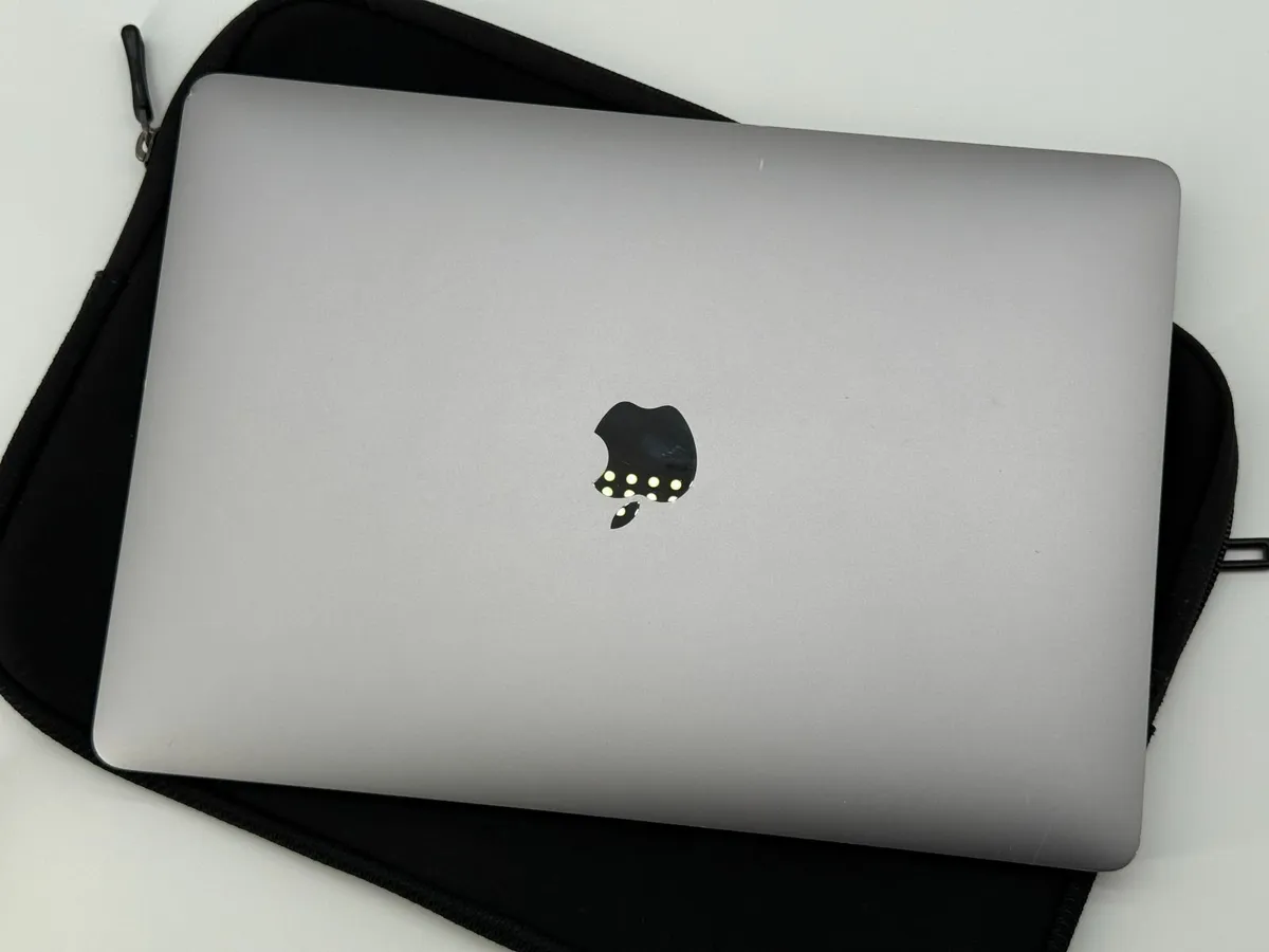 MacBook Pro (Retina, 13-inch, 2017) - Image 3