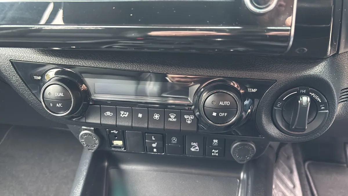 Toyota Hilux 2023 - Image 4