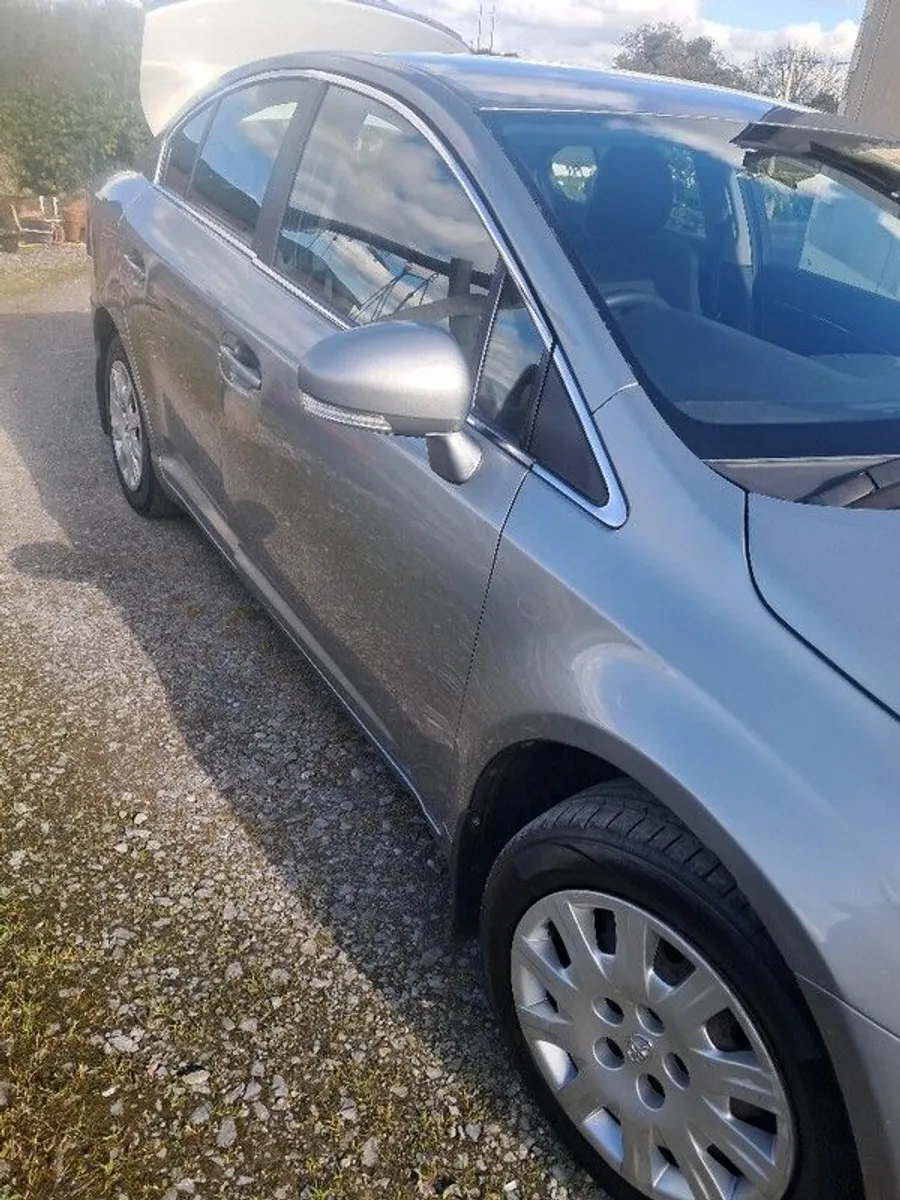 2010 Toyota Avensis - Image 2