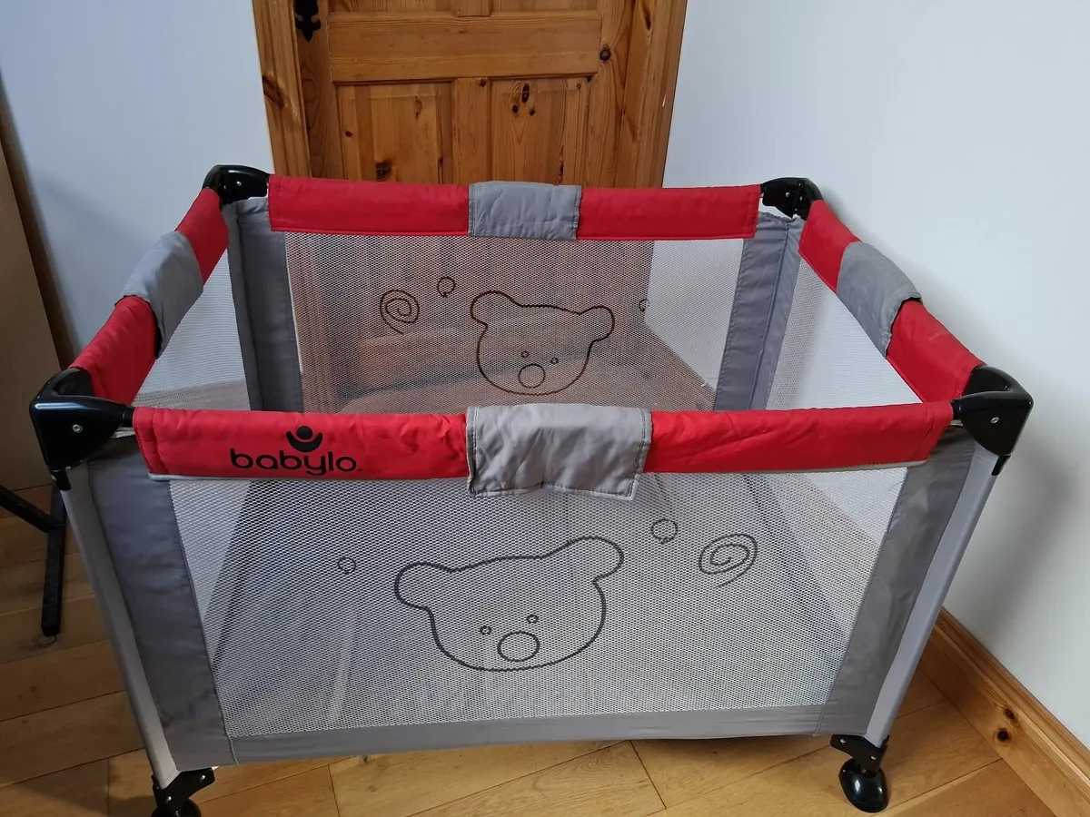 Travel cot - Image 1