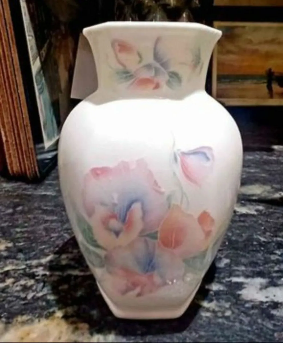 Aynesley vase little sweetheart range - Image 1