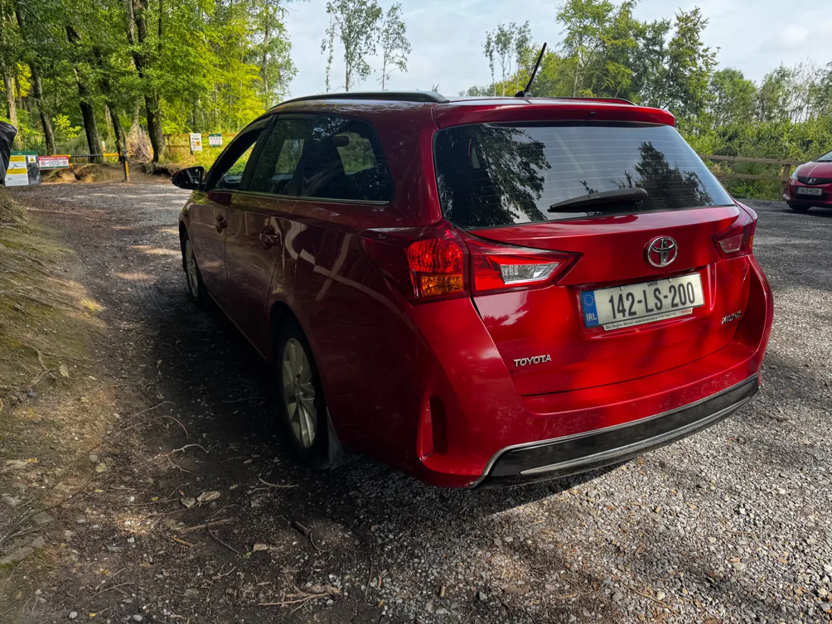 Toyota Auris 2014 - Image 2