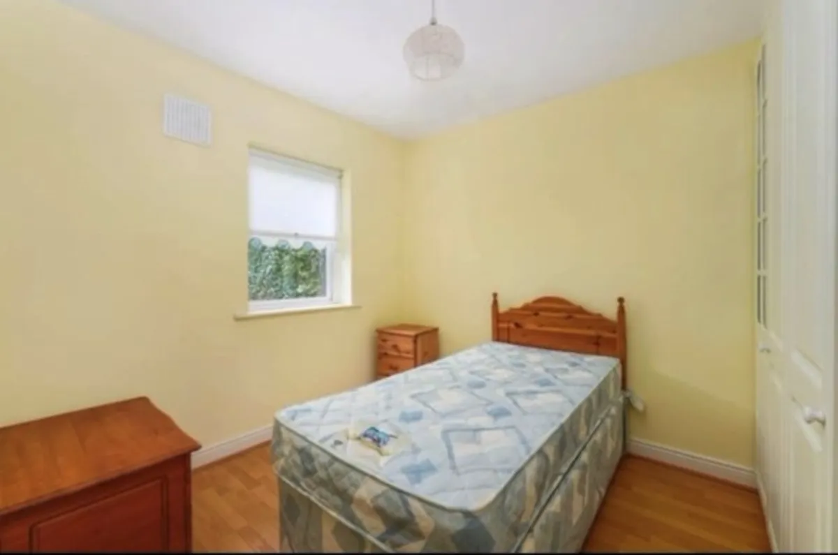 2 single beds, mattresses and lockers - Image 1