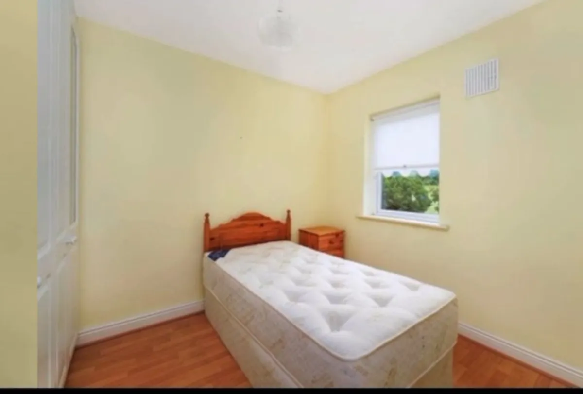 2 single beds, mattresses and lockers - Image 2