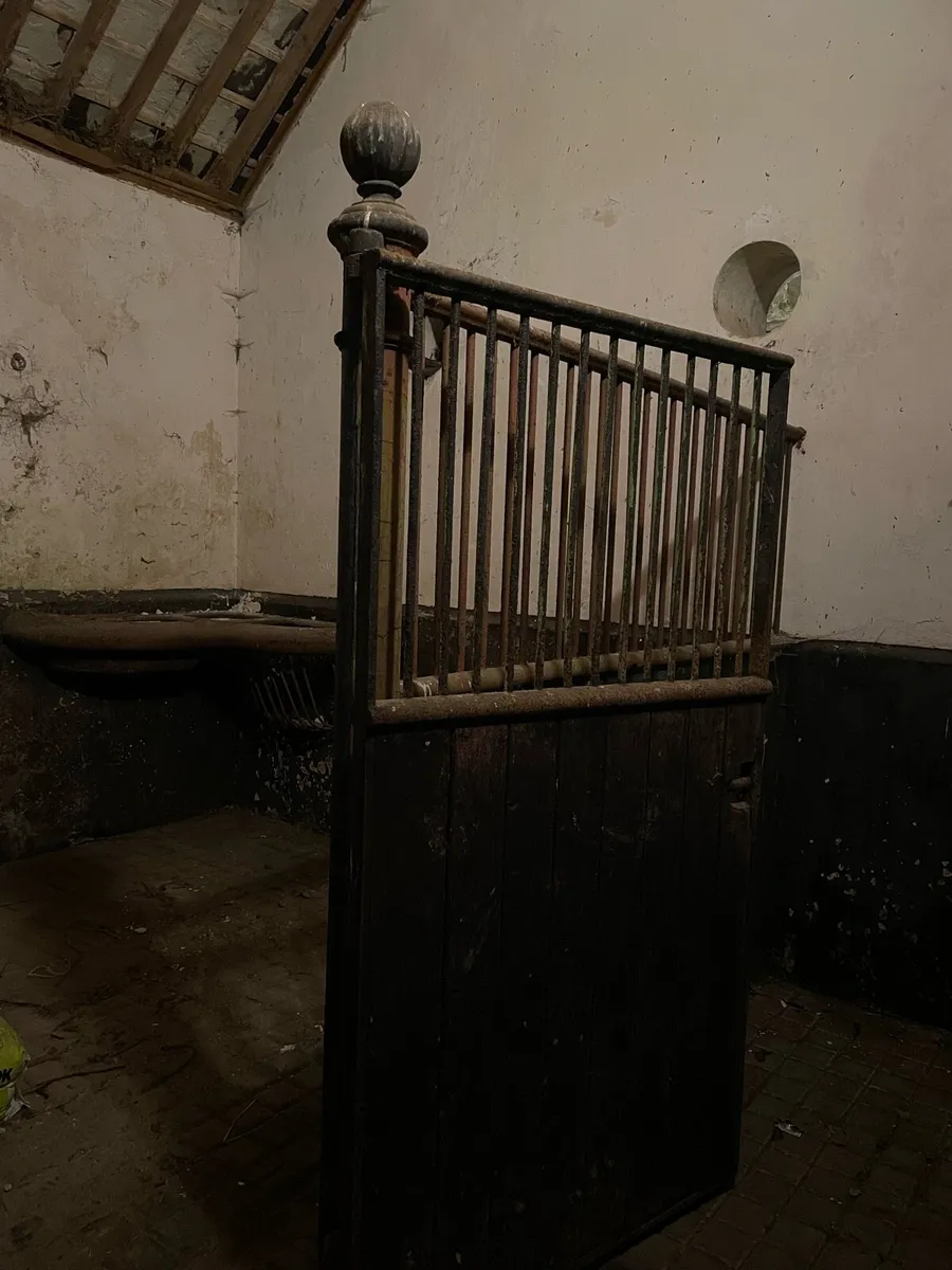 Stable traditional wrought iron with enamel drinke - Image 3