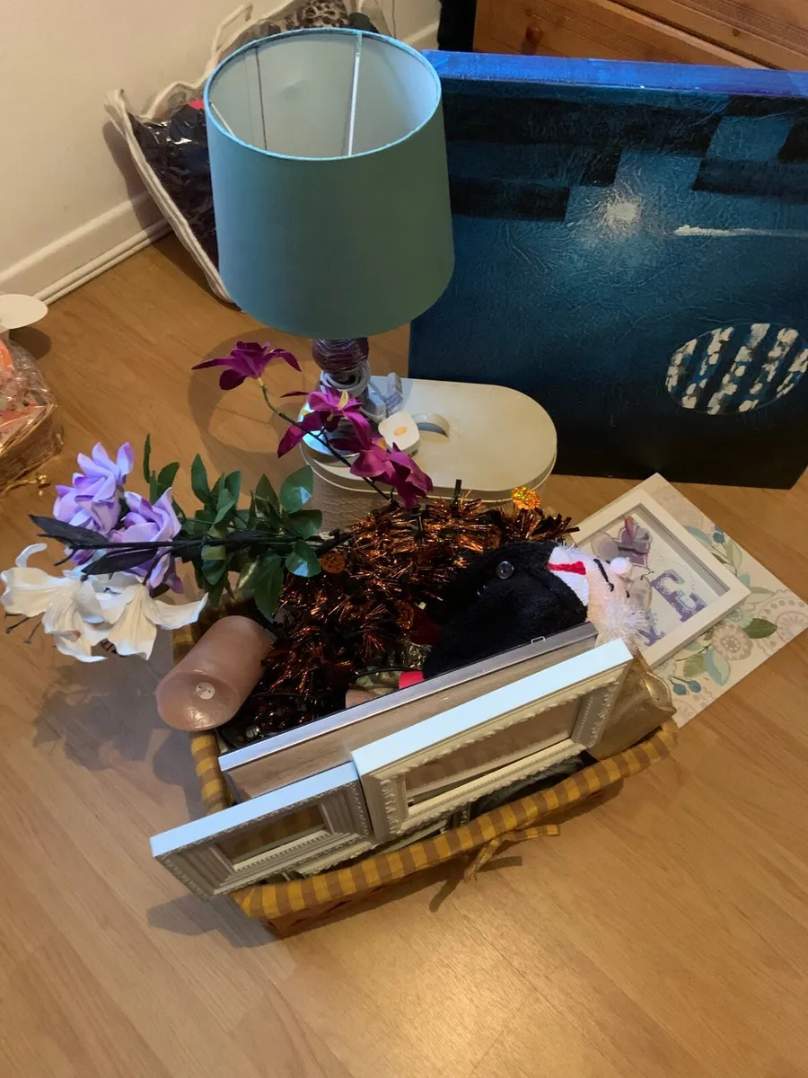 Bundle of household ornaments/frames/pictures