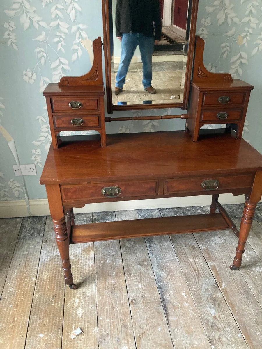 Dressing table - Image 1