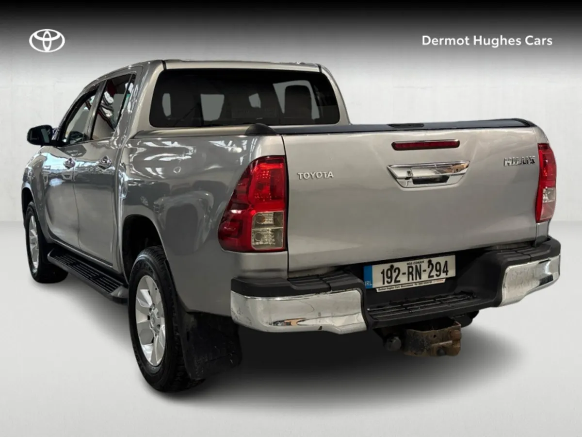 Toyota Hilux DOUBLE CAB SR5 AUT0 - Image 2