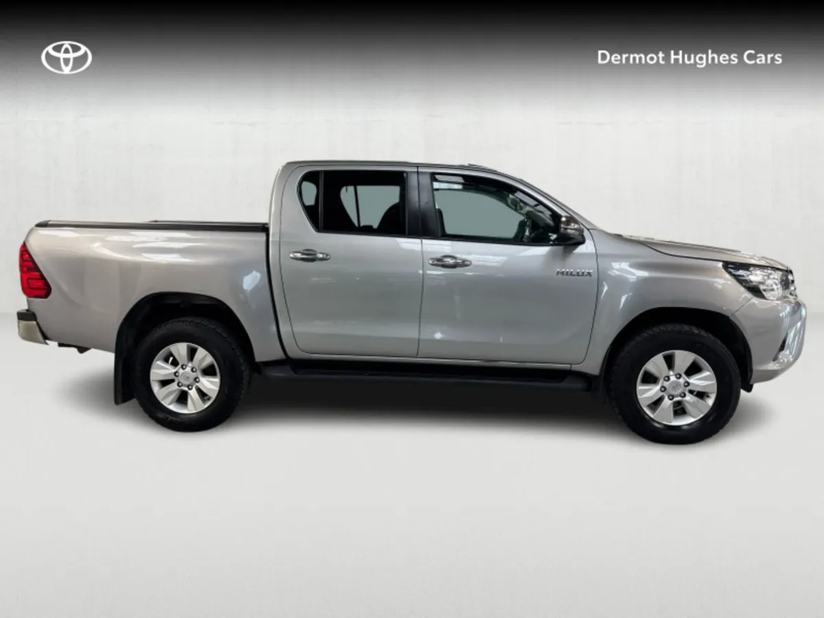 Toyota Hilux DOUBLE CAB SR5 AUT0 - Image 3