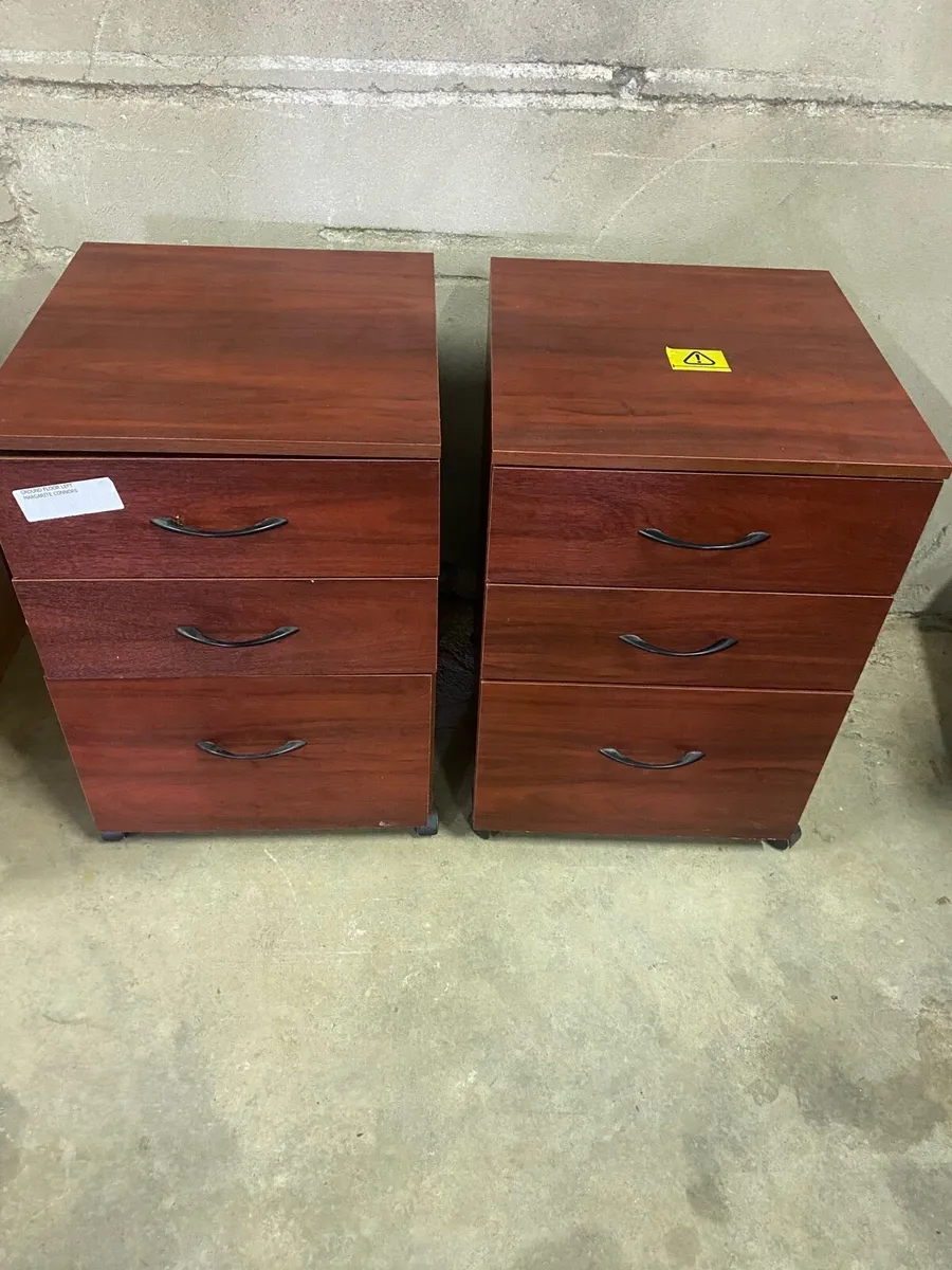 Wmiv sprayed mahogany dining table€150 - Image 3