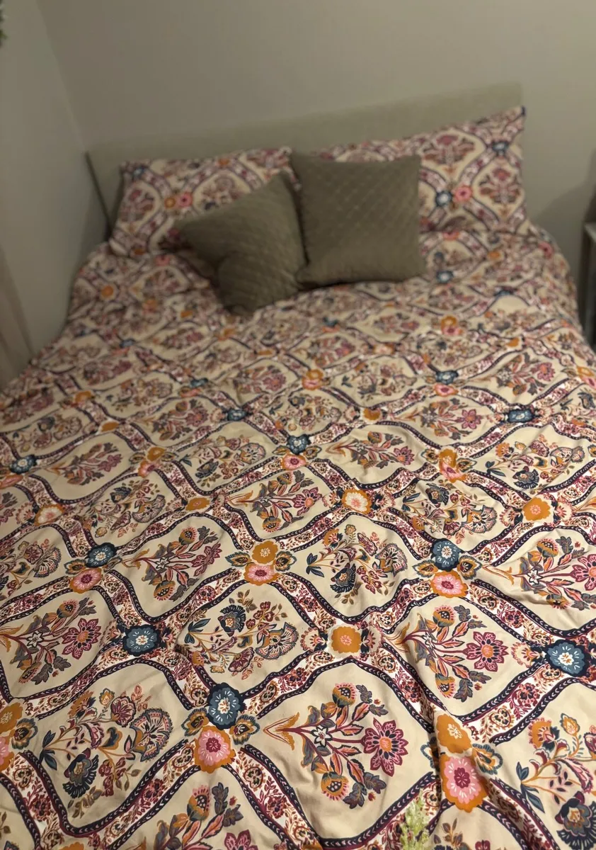 Bed - Image 1